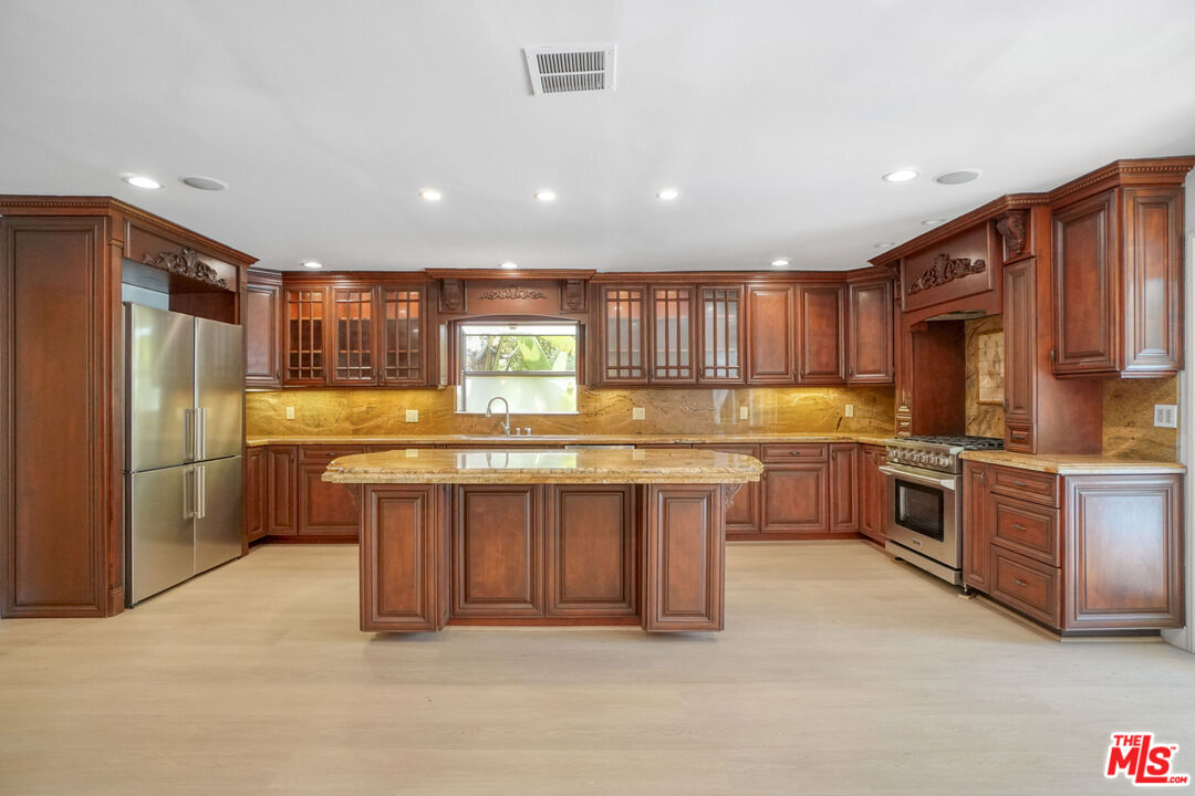 209 N Doheny DR