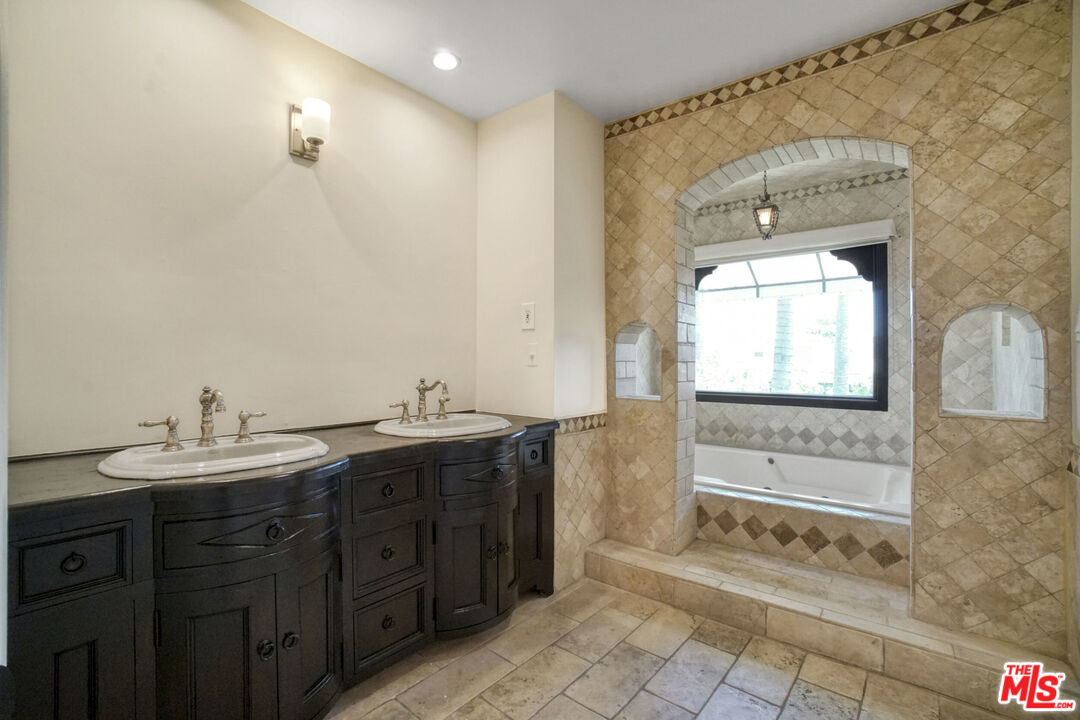 209 N Doheny DR