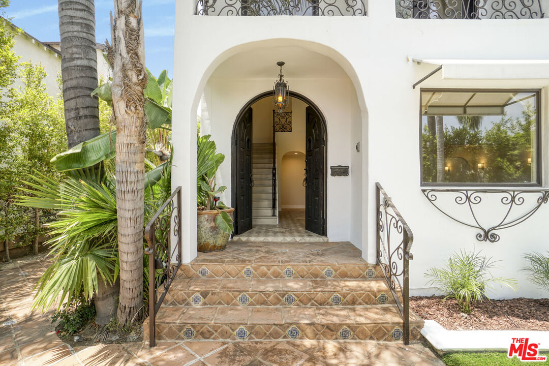 209 N Doheny DR