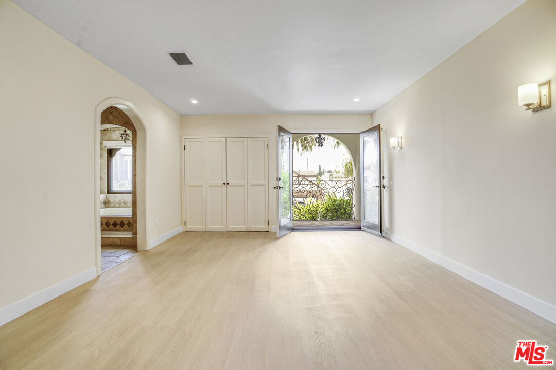 209 N Doheny DR