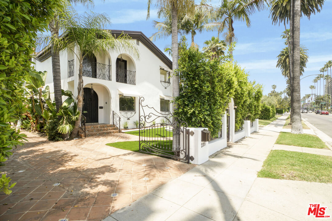 209 N Doheny DR