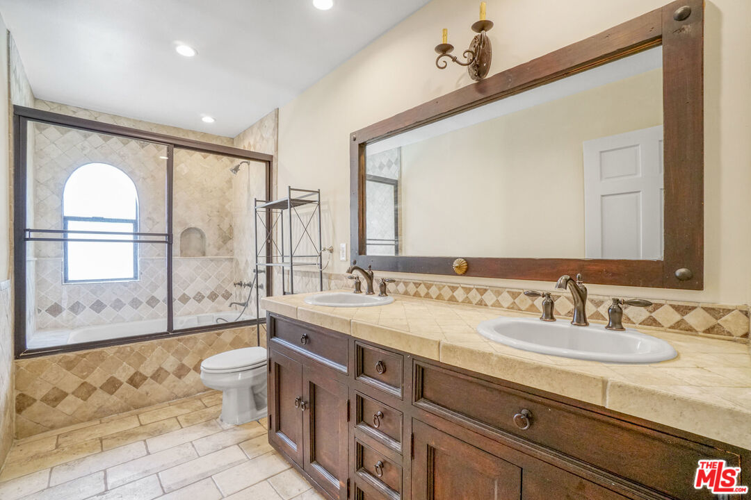 209 N Doheny DR