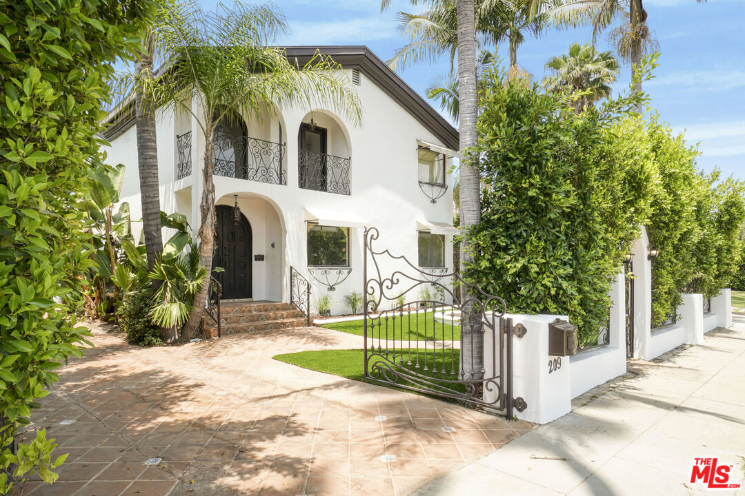 209 N Doheny DR