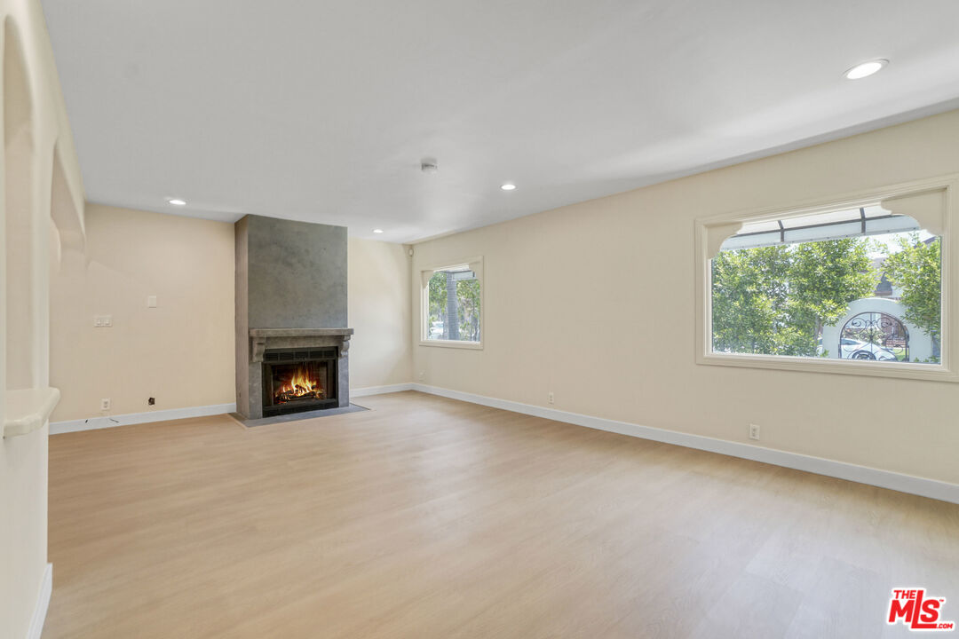 209 N Doheny DR