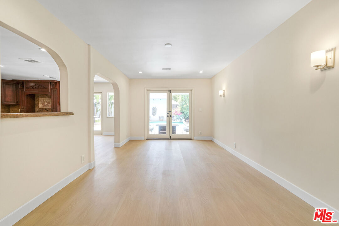 209 N Doheny DR