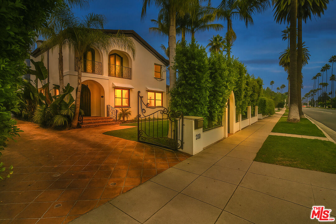 209 N Doheny DR