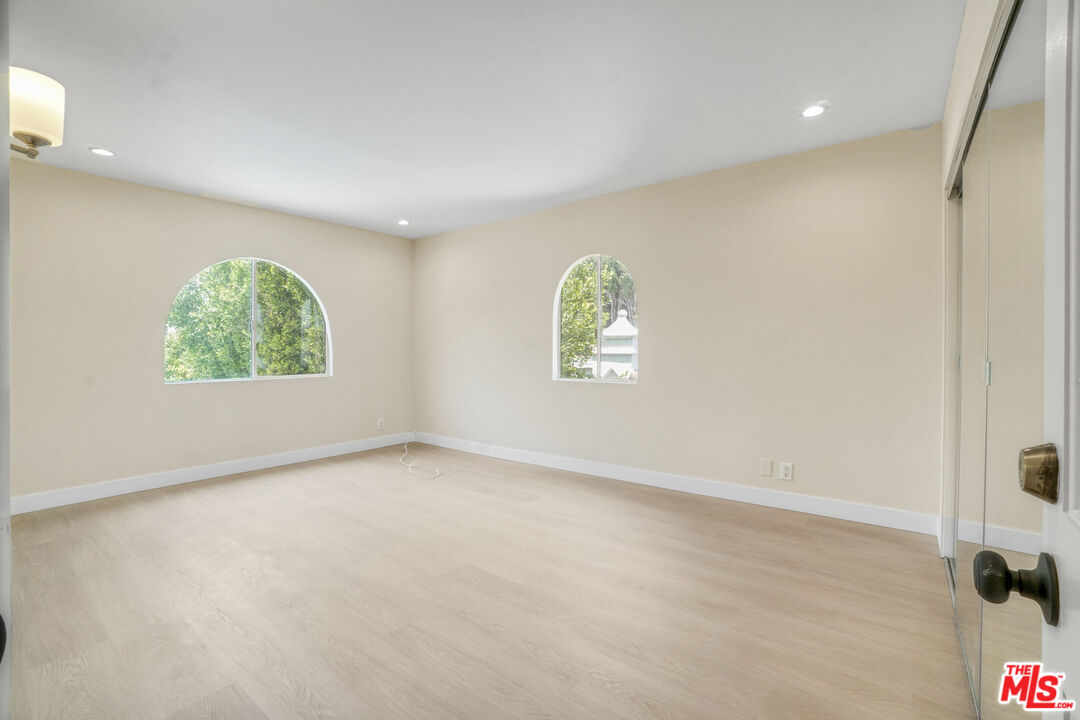209 N Doheny DR