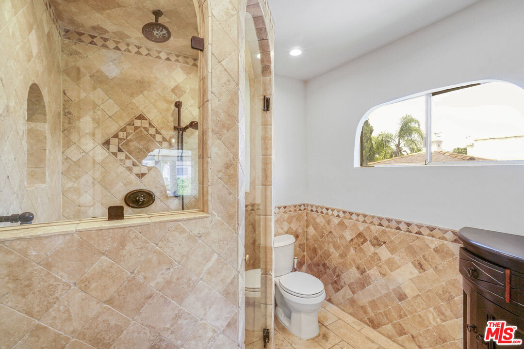 209 N Doheny DR