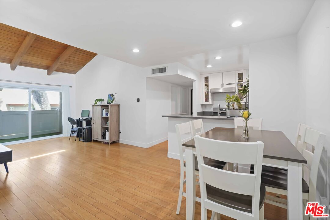 10331 Lindley Ave Unit: 218
