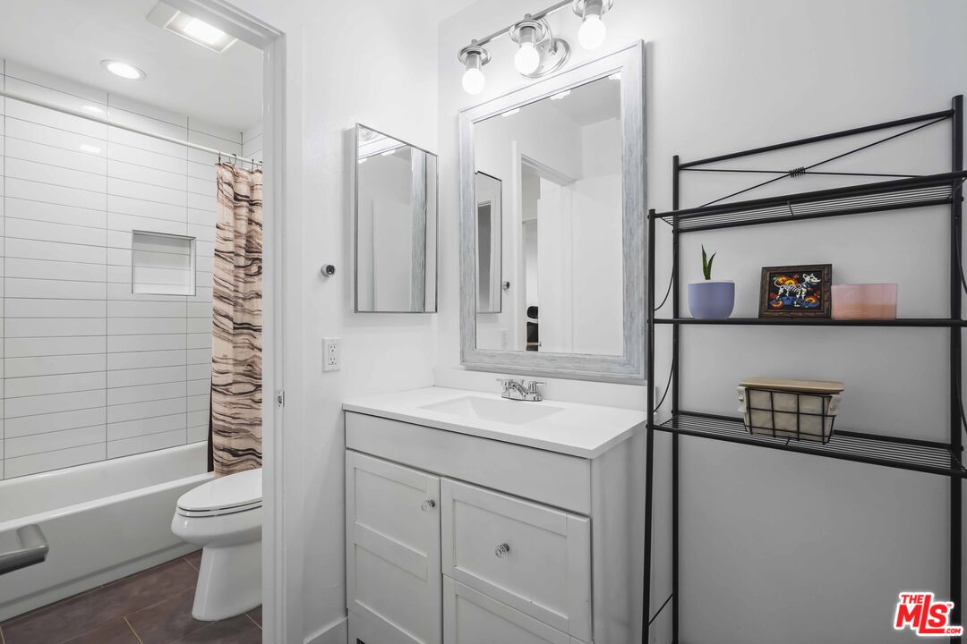 10331 Lindley Ave Unit: 218