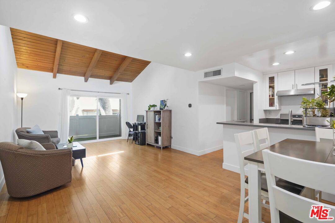 10331 Lindley Ave Unit: 218