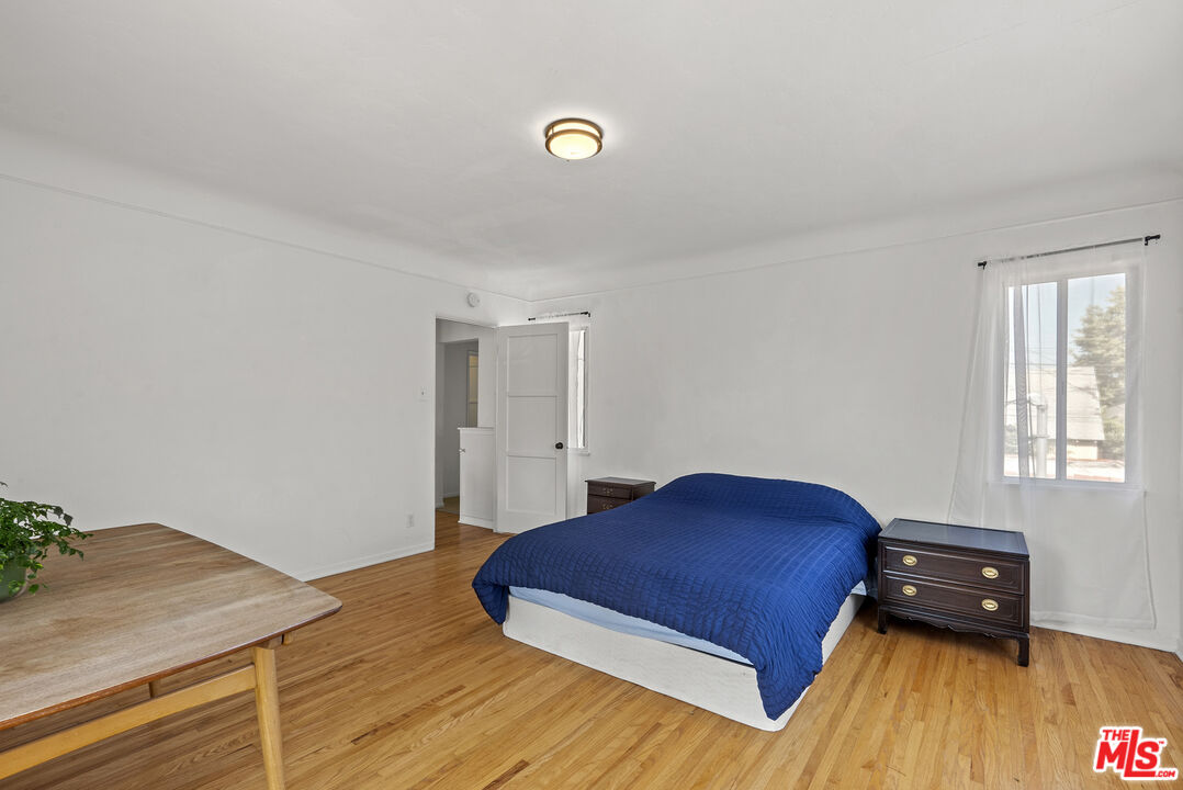 160 S Poinsettia Pl
