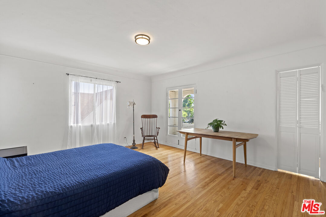 160 S Poinsettia Pl