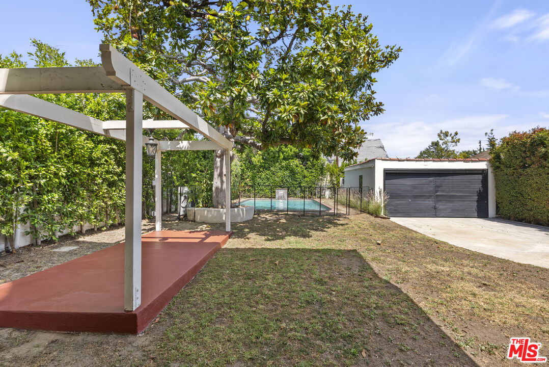 160 S Poinsettia Pl