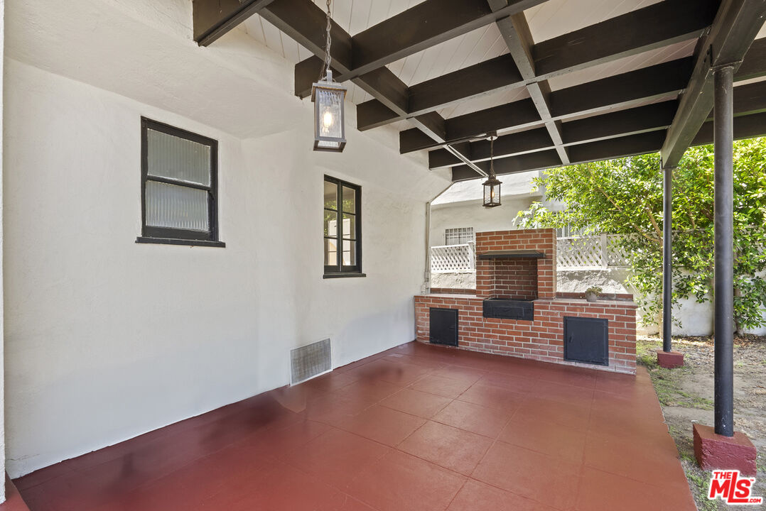160 S Poinsettia Pl