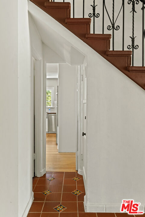 160 S Poinsettia Pl