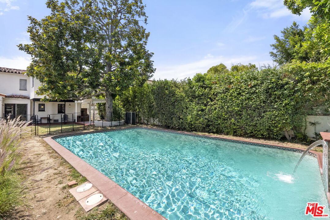 160 S Poinsettia Pl