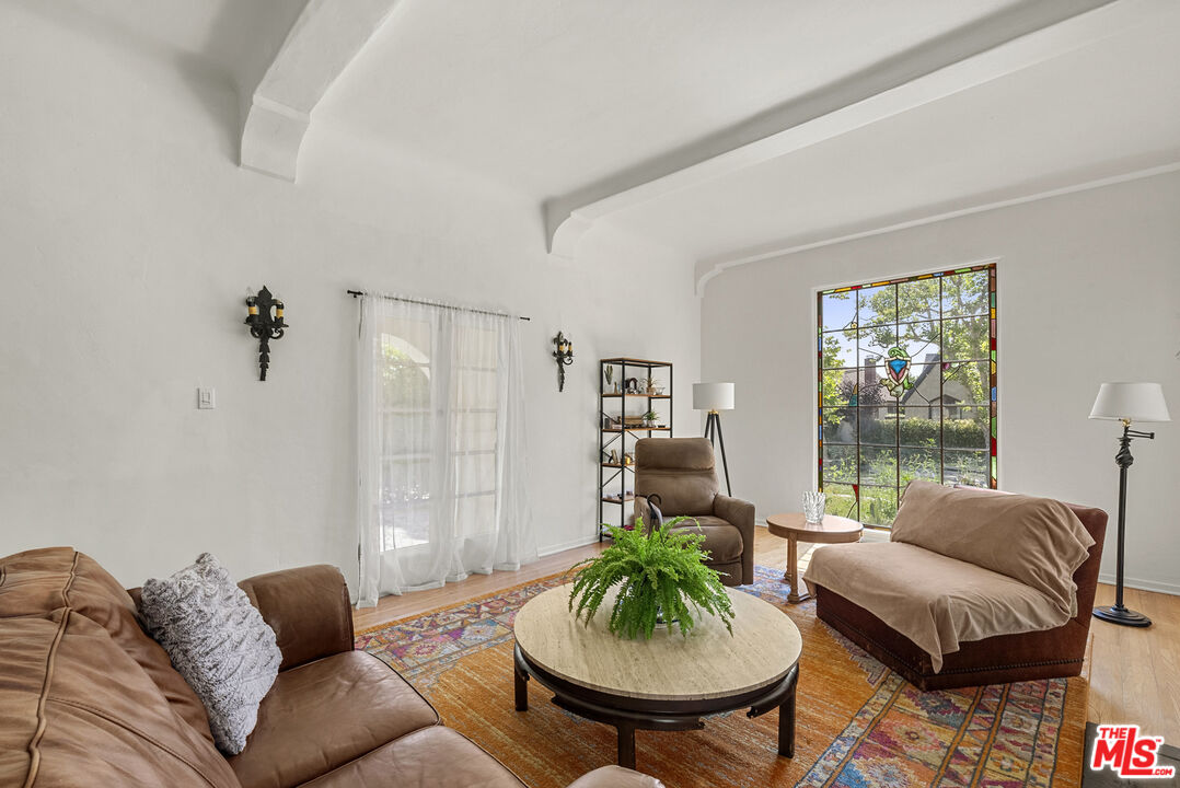 160 S Poinsettia Pl
