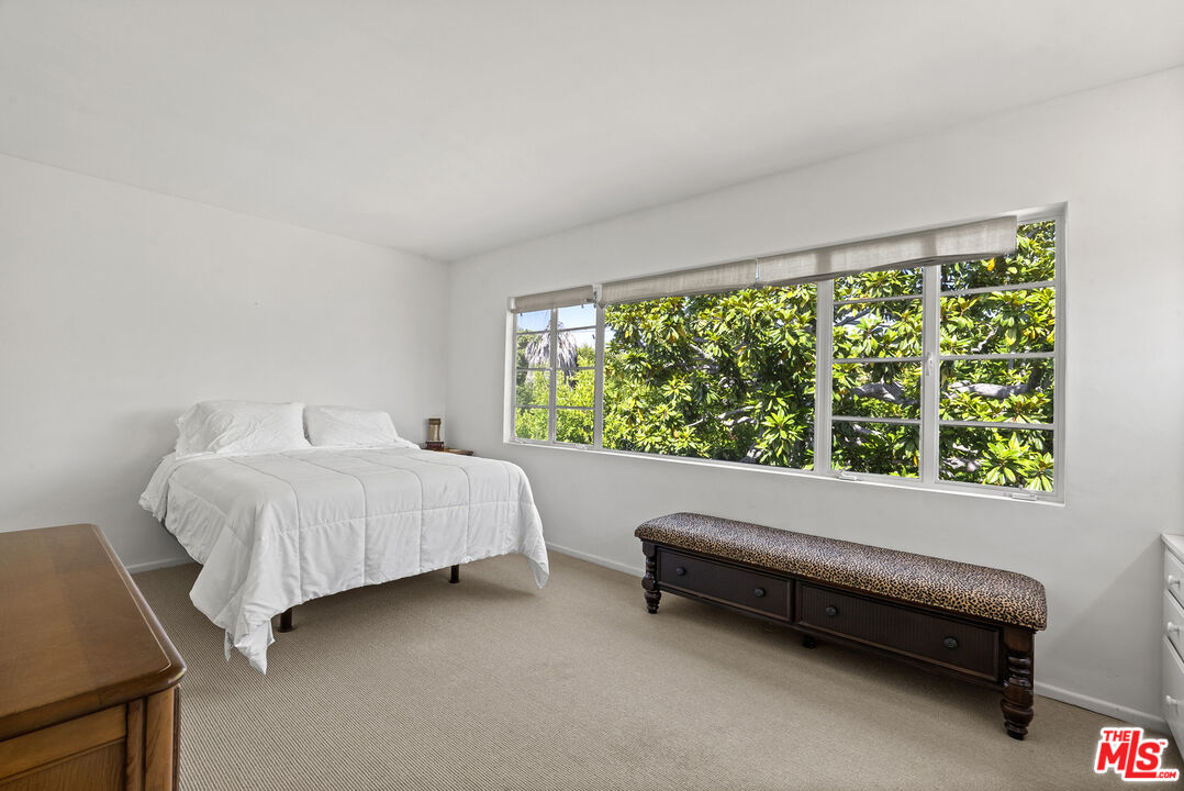 160 S Poinsettia Pl