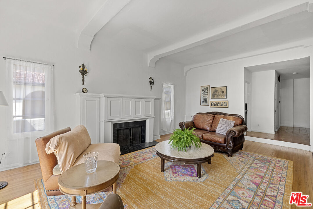 160 S Poinsettia Pl