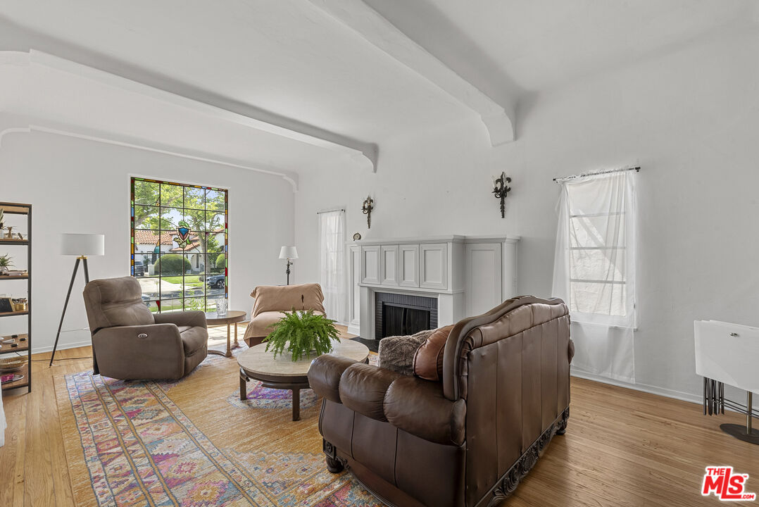 160 S Poinsettia Pl