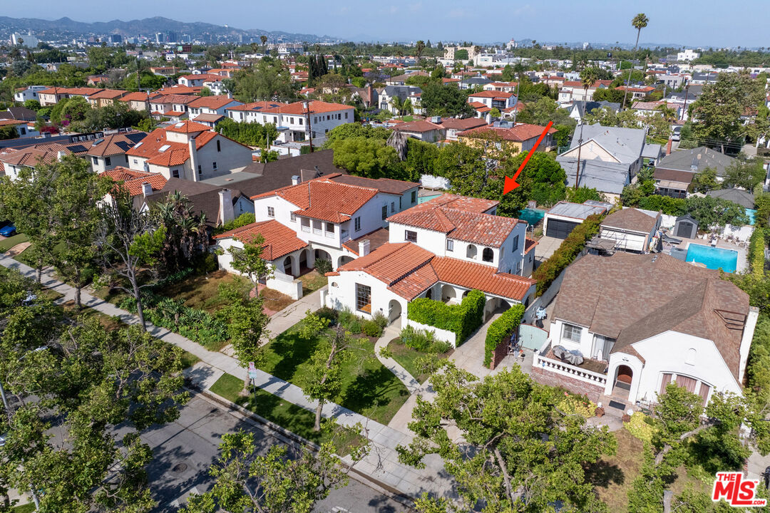 160 S Poinsettia Pl