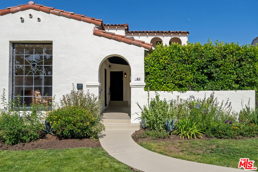 160 S Poinsettia Pl