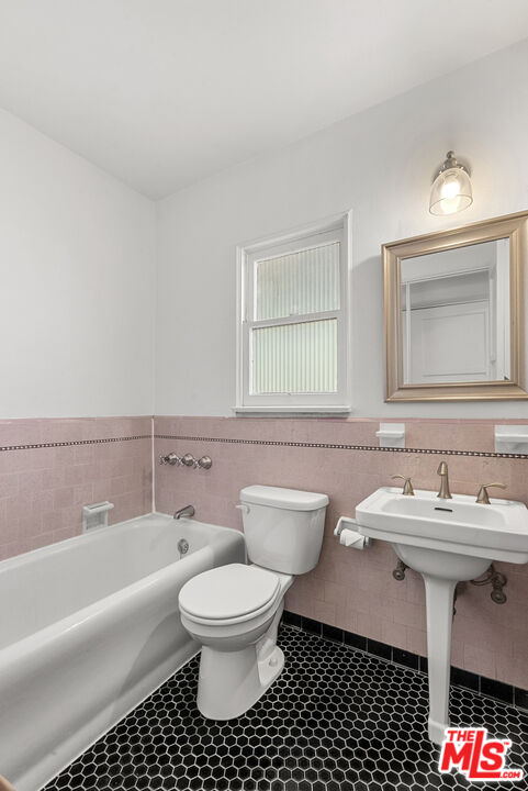 160 S Poinsettia Pl