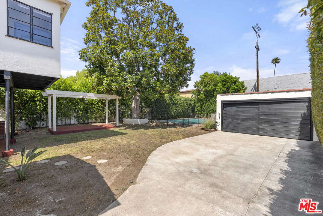 160 S Poinsettia Pl