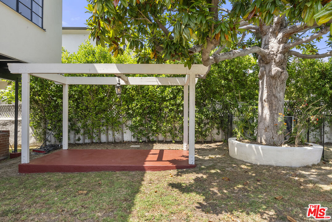160 S Poinsettia Pl