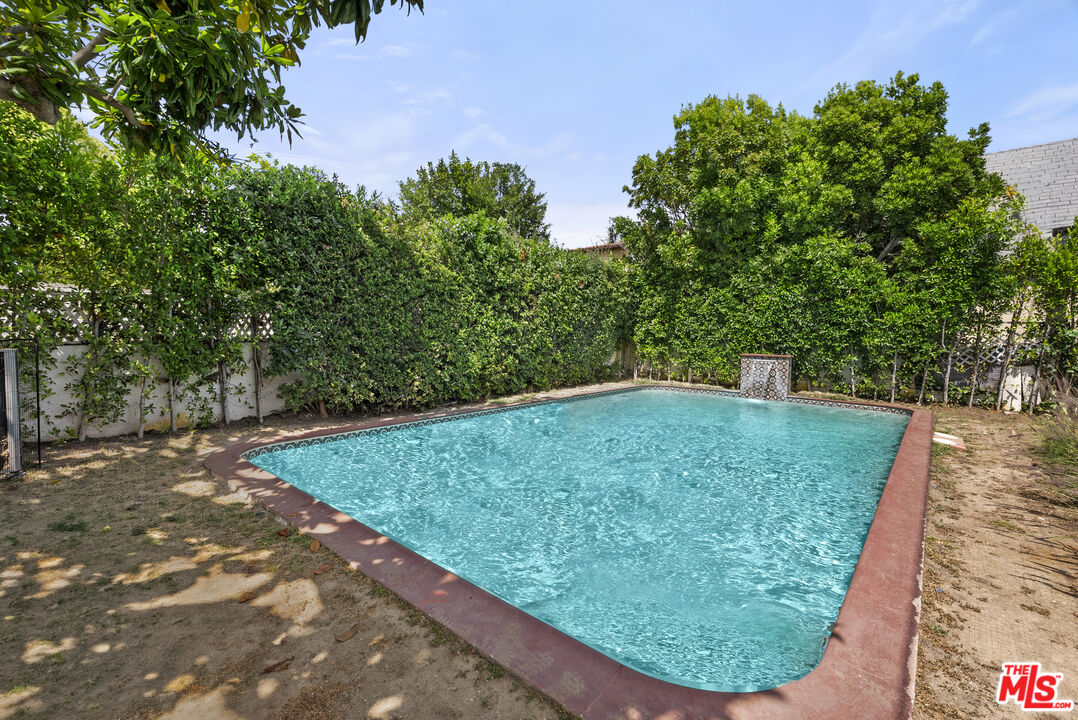 160 S Poinsettia Pl