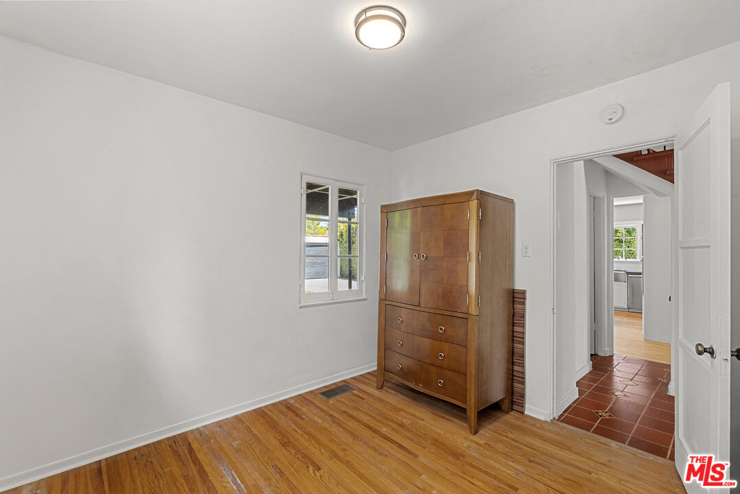 160 S Poinsettia Pl