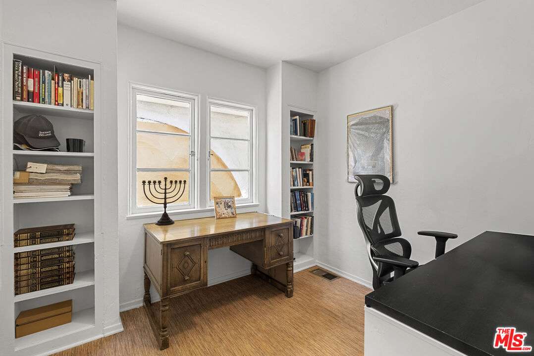 160 S Poinsettia Pl