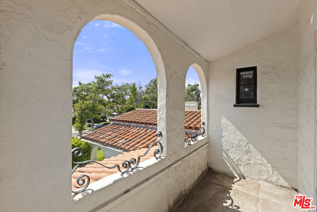 160 S Poinsettia Pl