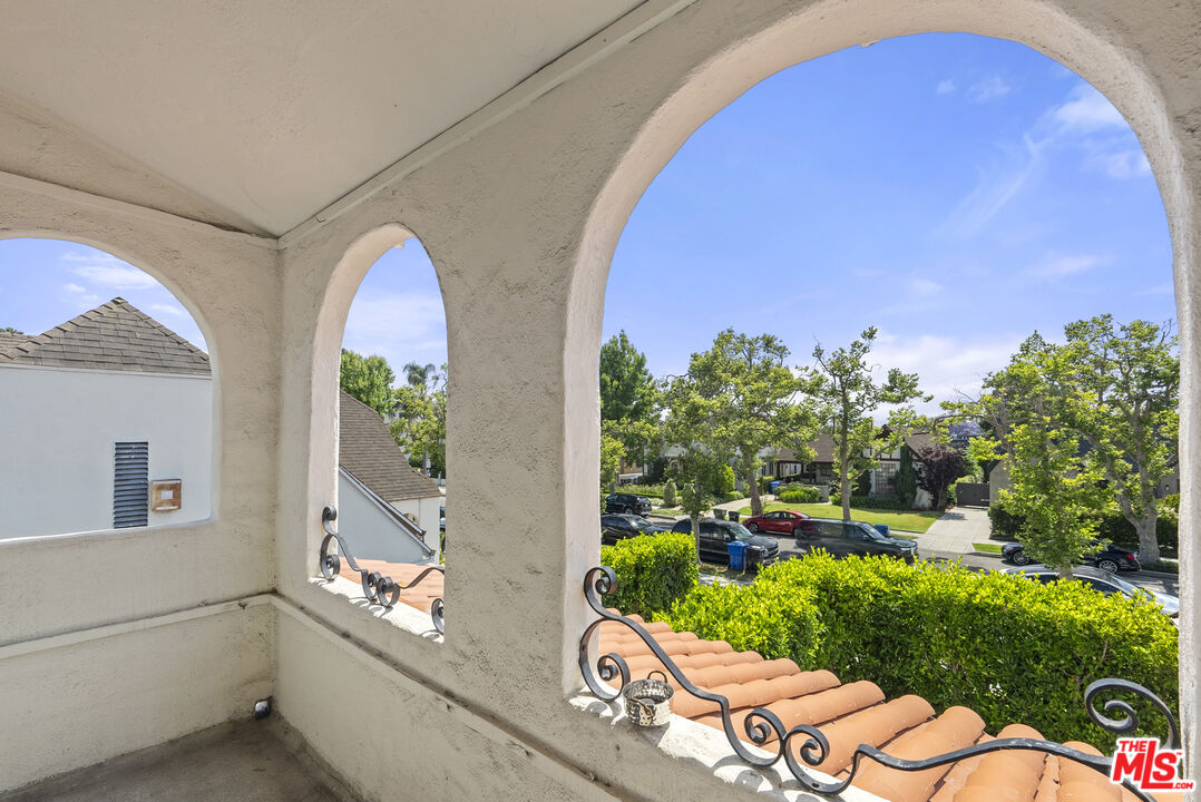 160 S Poinsettia Pl
