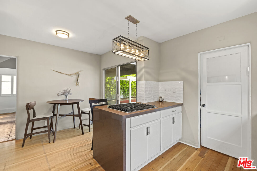160 S Poinsettia Pl