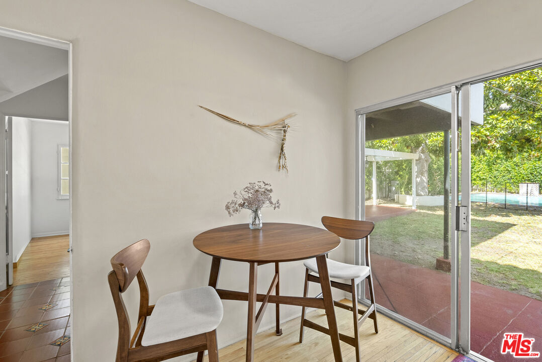 160 S Poinsettia Pl