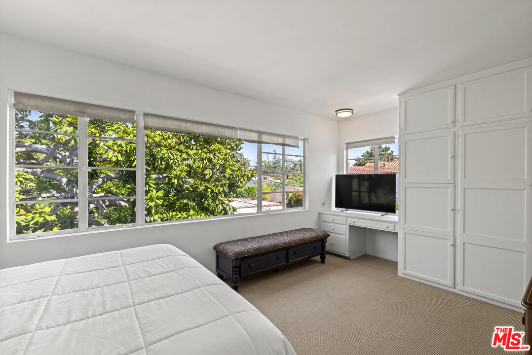160 S Poinsettia Pl