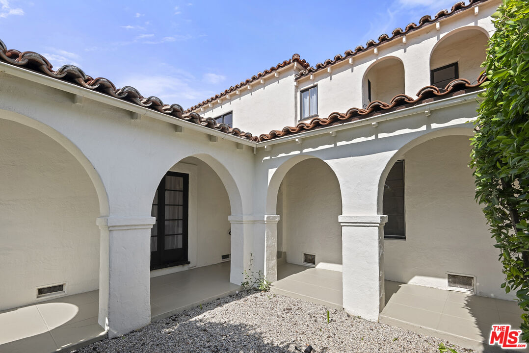 160 S Poinsettia Pl