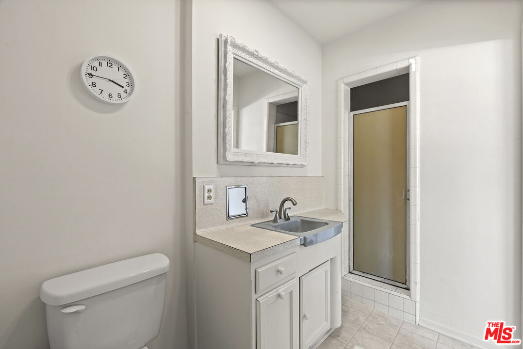 160 S Poinsettia Pl