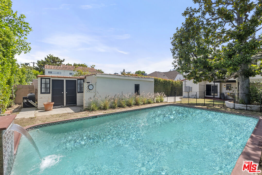 160 S Poinsettia Pl