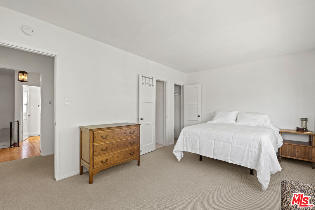 160 S Poinsettia Pl
