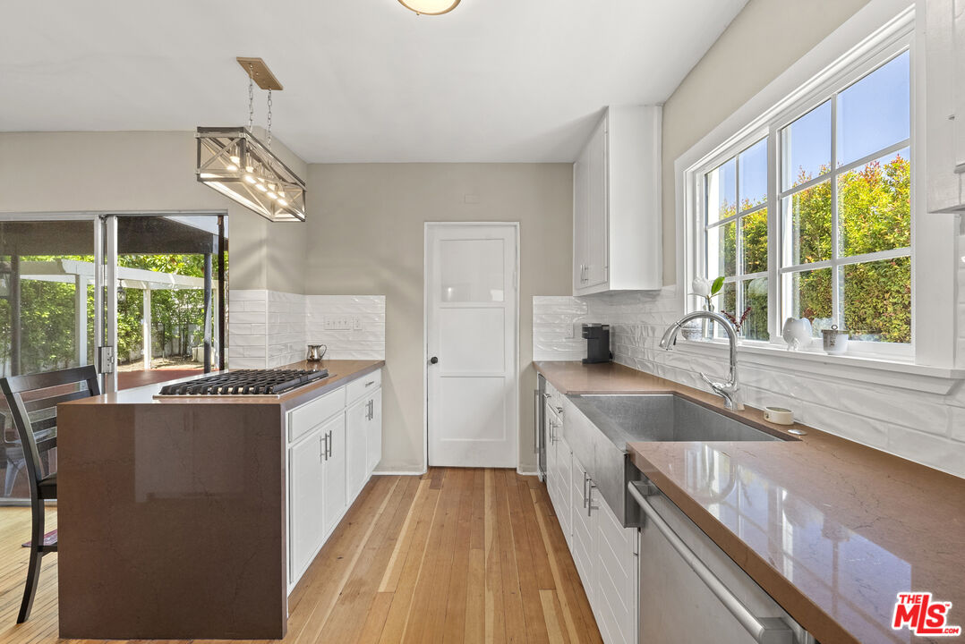 160 S Poinsettia Pl