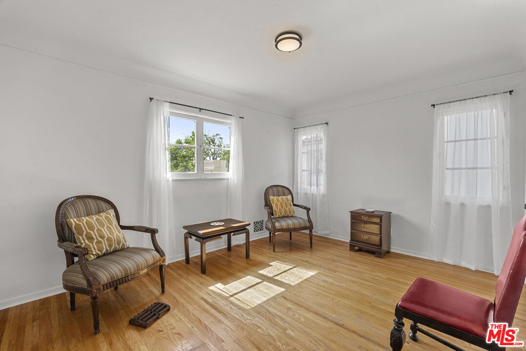 160 S Poinsettia Pl