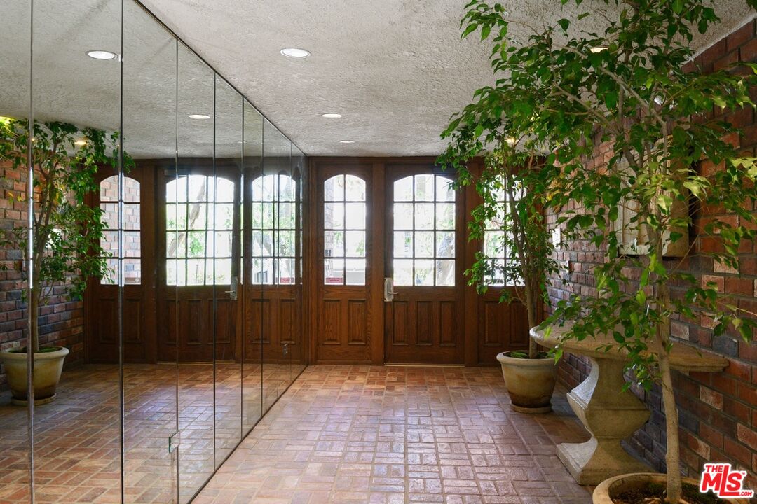 1375 Kelton Ave Unit: 108