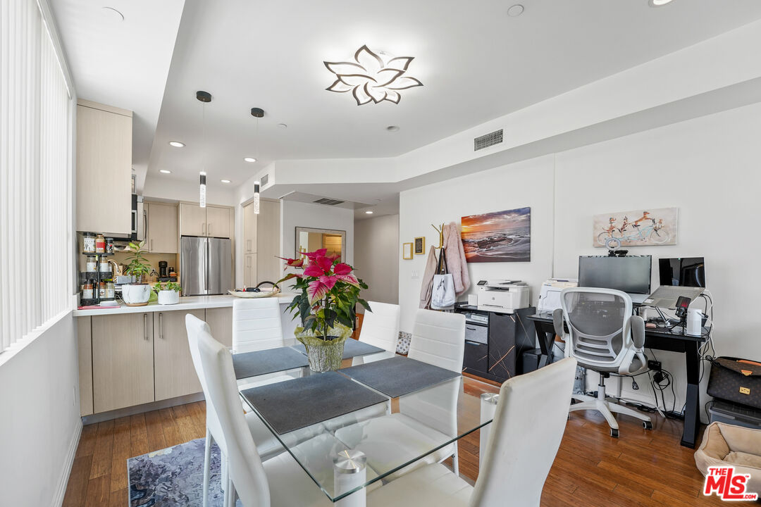 819 HOLT AVE Unit: 200