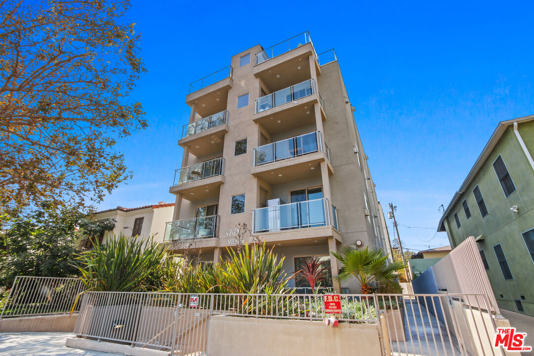 819 HOLT AVE Unit: 200