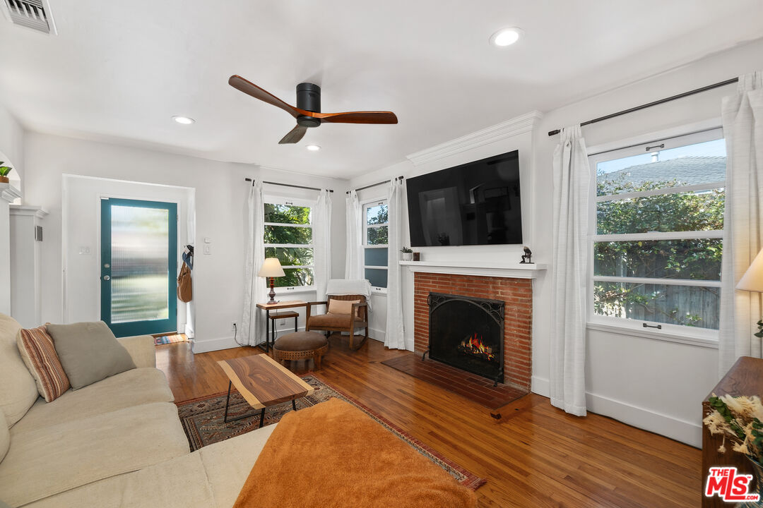 1216 Elm St