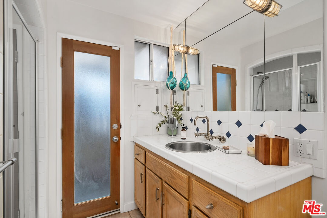 1216 Elm St