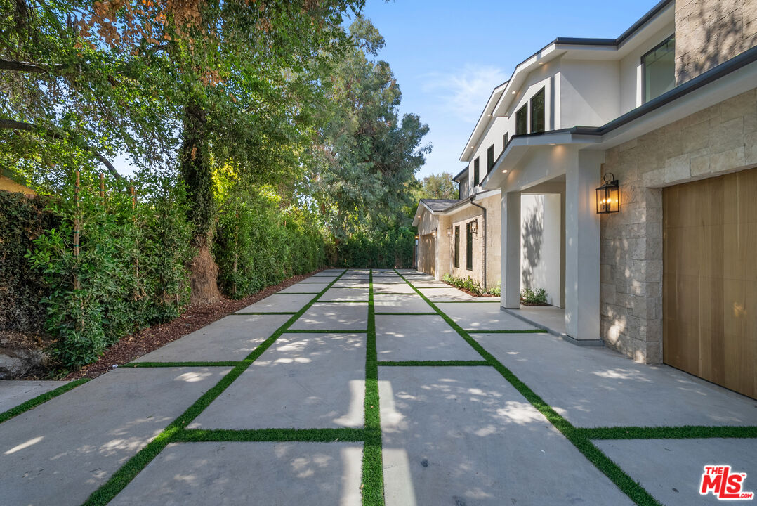 5036 Woodley Ave